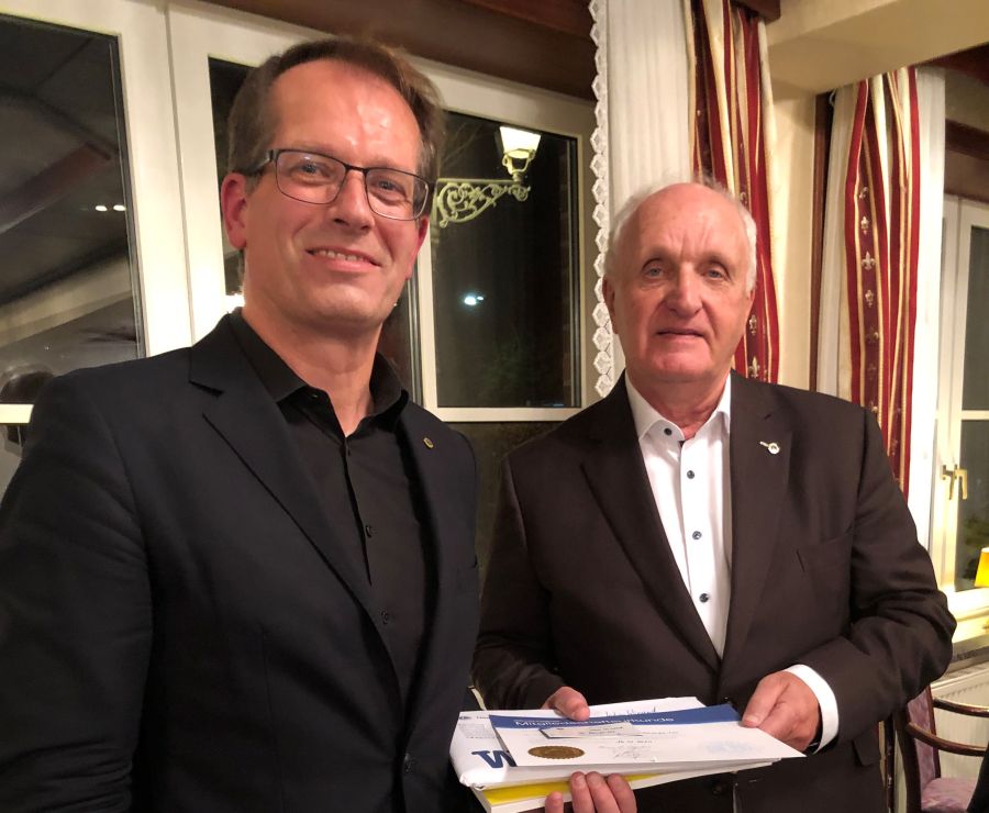 Präsident Michael Höbig begrüßt Jochen Winand als neues Clubmitglied